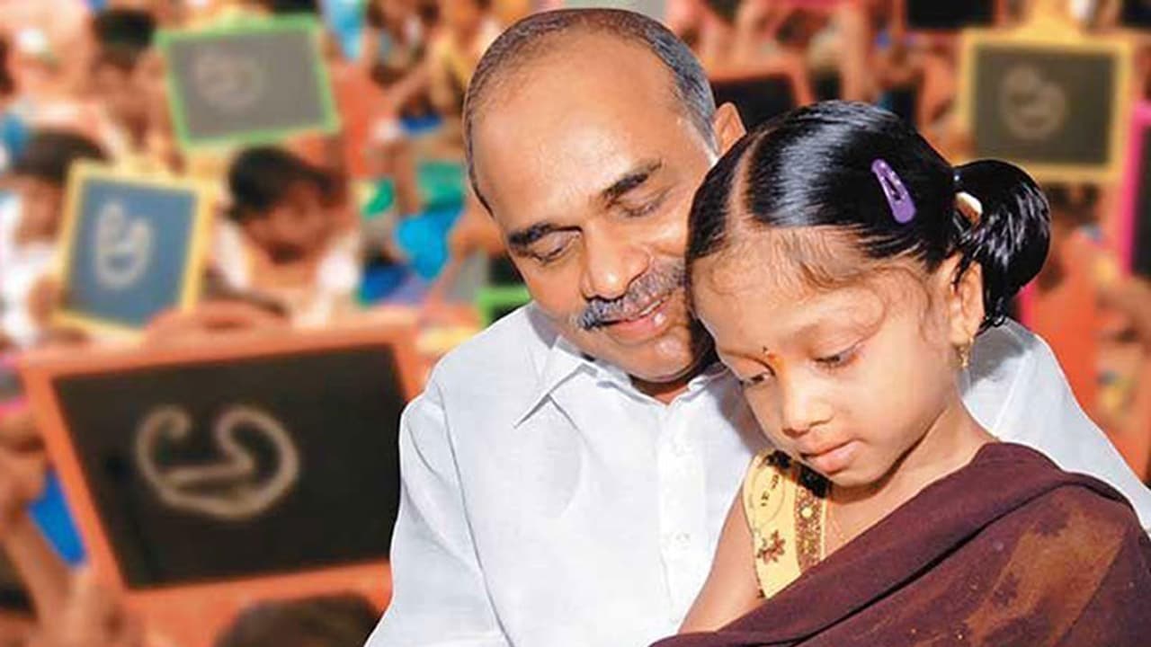 వైెఎస్ ఆర్ అనే మూడక్షరాల అర్థం ఇదే... వైెఎస్ ఆర్ అనే మూడక్షరాల అర్థం ఇదే...