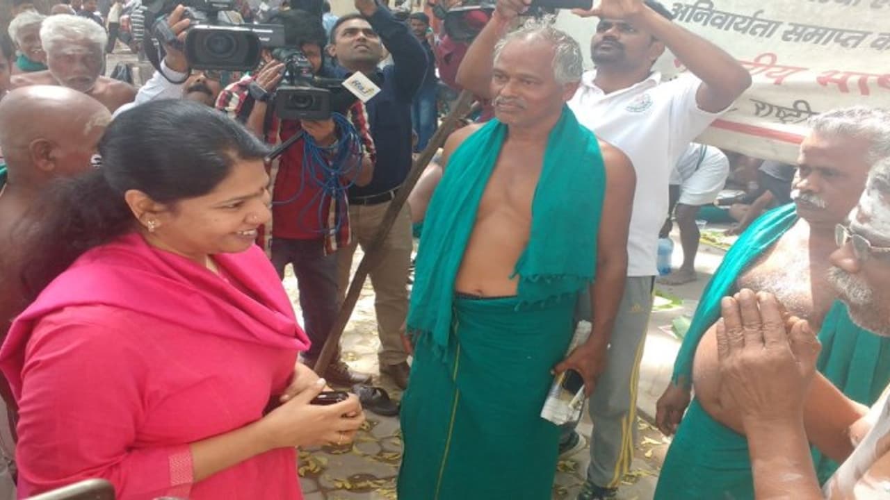 டெல்லியில் போராடும் விவசாயிகளுக்கு ஆதரவாக களமிறங்கிய கனிமொழி டெல்லியில் போராடும் விவசாயிகளுக்கு ஆதரவாக களமிறங்கிய கனிமொழி