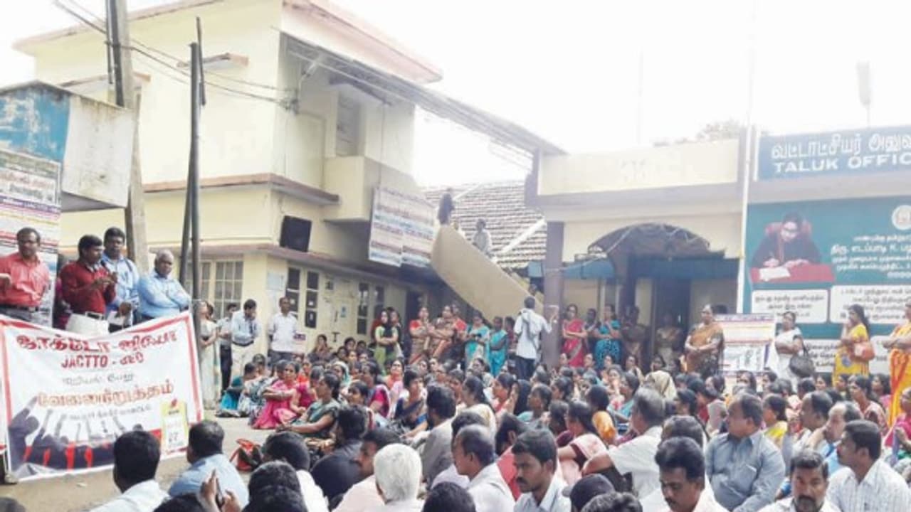 நீதிமன்றம் உத்தரவிட்டும் போராட்டத்தை தொடர்ந்த ஜாக்டோ ஜியோ; ஆசிரியர்கள் வராததால் மாணவர்கள் மகிழ்ச்சி… நீதிமன்றம் உத்தரவிட்டும் போராட்டத்தை தொடர்ந்த ஜாக்டோ ஜியோ; ஆசிரியர்கள் வராததால் மாணவர்கள் மகிழ்ச்சி…