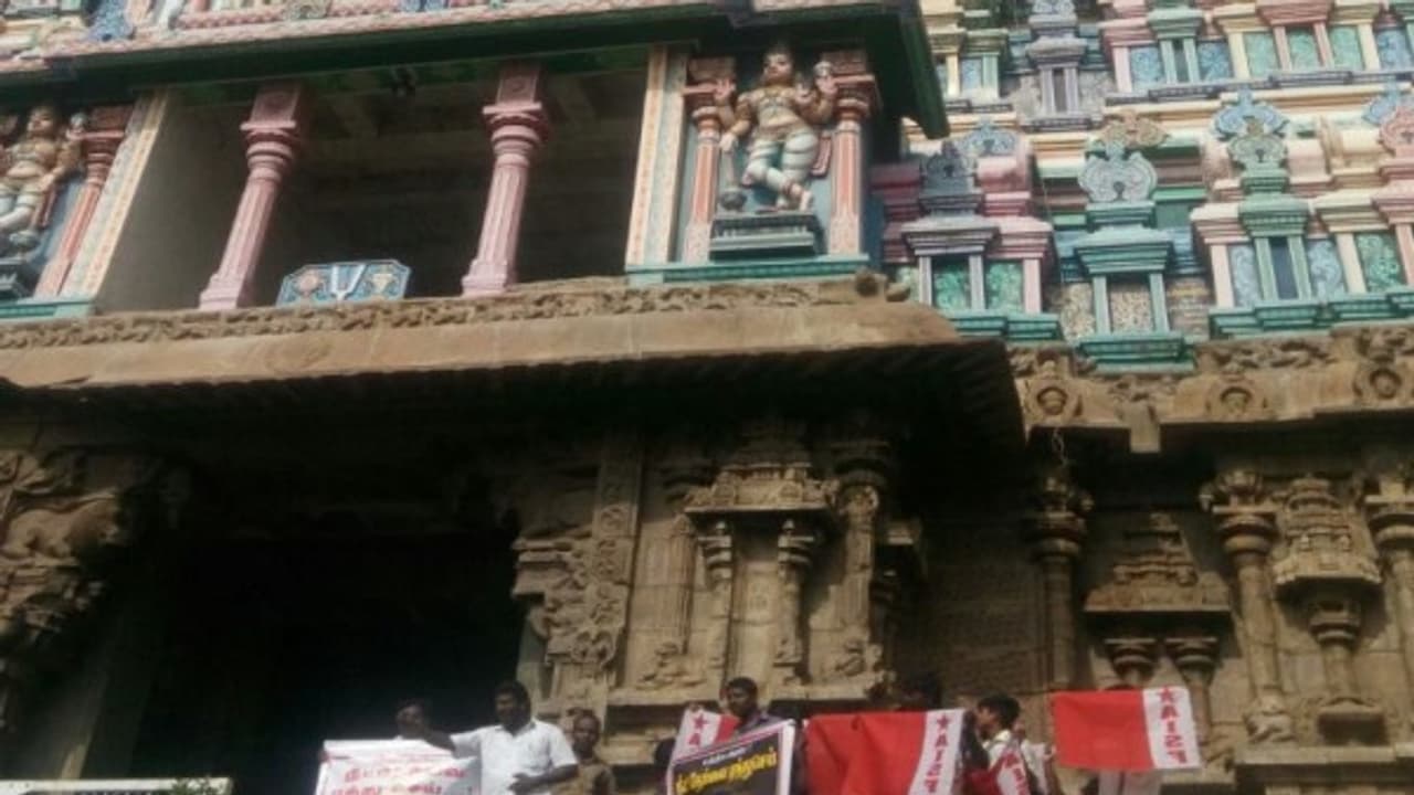 நீட்டுக்கு எதிர்ப்பு! ஸ்ரீவில்லிபுத்தூர் கோயில் கோபுரத்தில் ஏறி ஆர்ப்பாட்டம்!