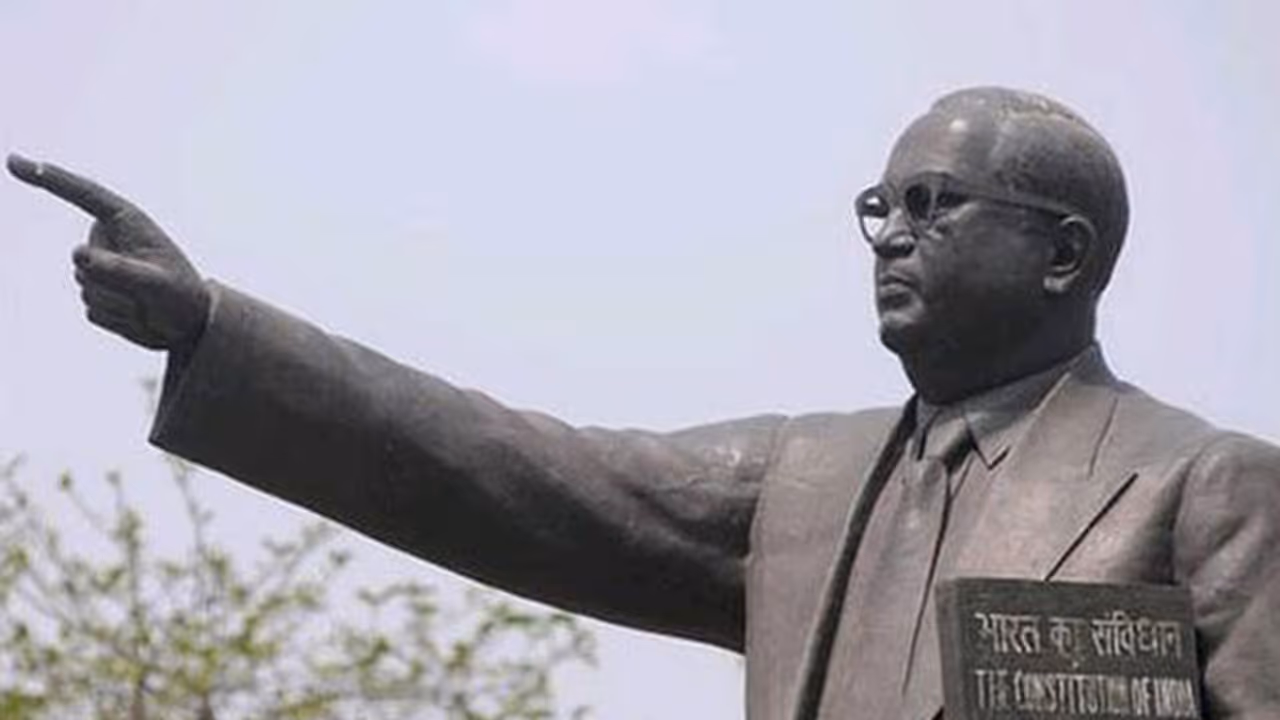 ಸಿಂದಗಿಯಲ್ಲಿ ಗುಂಪು ಘರ್ಷಣೆ: ಅಂಬೇಡ್ಕರ್ ಮೂರ್ತಿ ಭಗ್ನ ಸಿಂದಗಿಯಲ್ಲಿ ಗುಂಪು ಘರ್ಷಣೆ: ಅಂಬೇಡ್ಕರ್ ಮೂರ್ತಿ ಭಗ್ನ