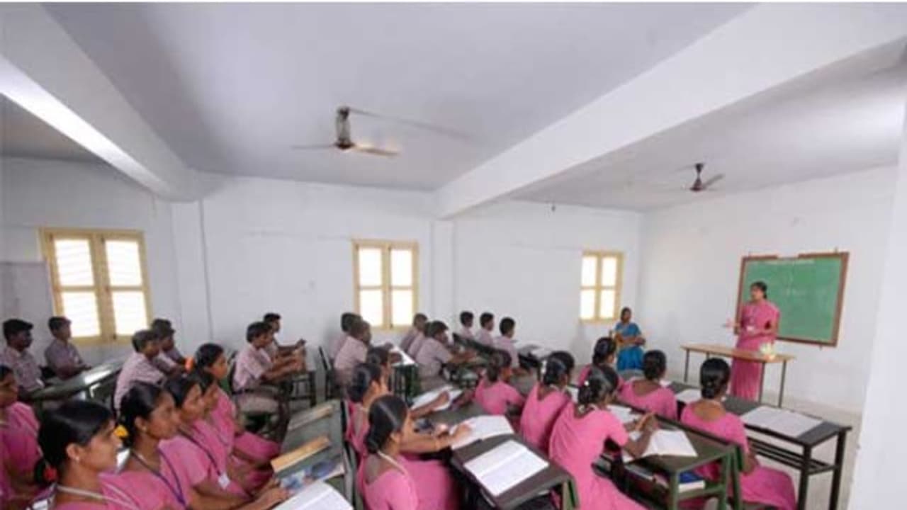 தொடக்கல்வி தகுதித் தேர்வு கட்டாயம்... 15 லட்சம் பயிற்சிபெறாத ஆசிரியர்கள் “தொடக்ககல்வி டிப்ளமோ” படிப்புக்கு பதிவு! தொடக்கல்வி தகுதித் தேர்வு கட்டாயம்... 15 லட்சம் பயிற்சிபெறாத ஆசிரியர்கள் “தொடக்ககல்வி டிப்ளமோ” படிப்புக்கு பதிவு!