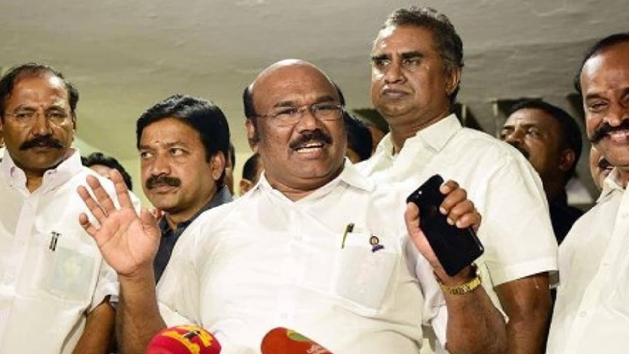 'முடிஞ்சா ஆட்சிய களைச்சிப்பாரு' தினகரனுக்கு எதிரா தில்லா களமிறங்கும் அமைச்சர்கள்! 'முடிஞ்சா ஆட்சிய களைச்சிப்பாரு' தினகரனுக்கு எதிரா தில்லா களமிறங்கும் அமைச்சர்கள்!