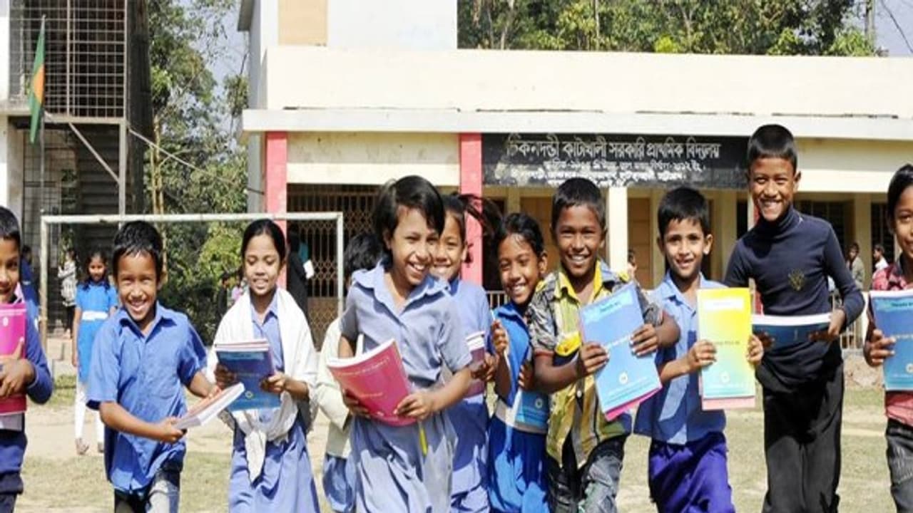 இன்று பள்ளிகளுக்கு விடுமுறை.. அரசு வெளியிட்ட அதிரடி அறிவிப்பு இன்று பள்ளிகளுக்கு விடுமுறை.. அரசு வெளியிட்ட அதிரடி அறிவிப்பு