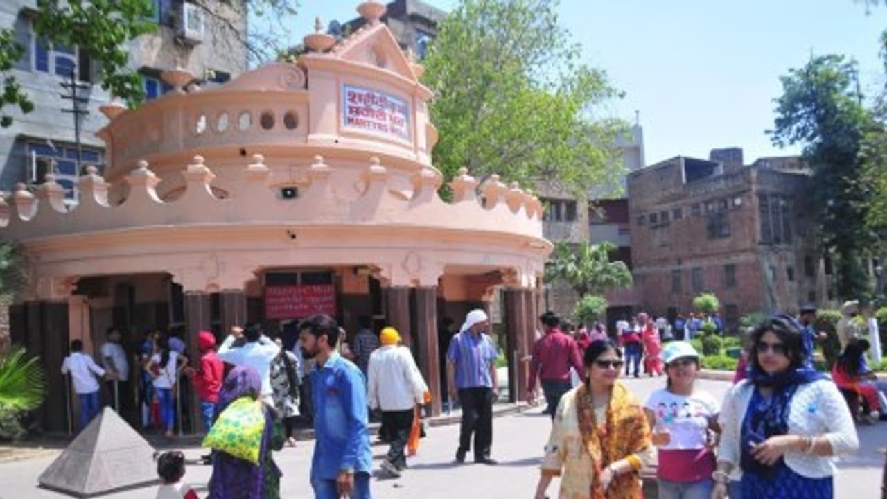 ஜாலியன் வாலாபாக் கிணற்றில் கொள்ளையடித்த பலே திருடர்கள்!! ஜாலியன் வாலாபாக் கிணற்றில் கொள்ளையடித்த பலே திருடர்கள்!!