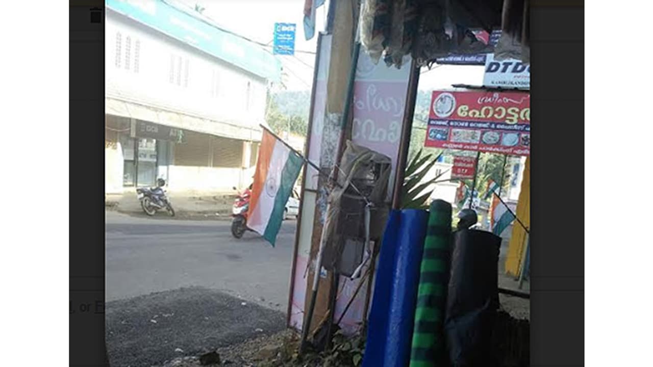 കൊടിതോരണങ്ങള്ക്കൊപ്പം ദേശീയ പതാകയും; യൂത്ത് കോണ്ഗ്രസിന്റെ ജാഥ വിവാദമാകുന്നു കൊടിതോരണങ്ങള്ക്കൊപ്പം ദേശീയ പതാകയും; യൂത്ത് കോണ്ഗ്രസിന്റെ ജാഥ വിവാദമാകുന്നു