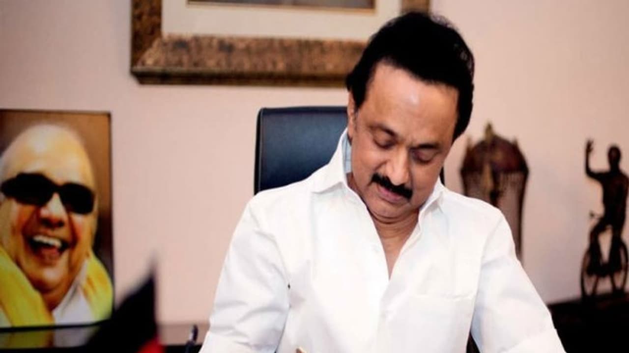 ஸ்டாலினுக்கு கிட்டுமா முதல்வர் நாற்காலி? நம்பிக்கை கோரும் மனு நாளை விசாரணை... ஸ்டாலினுக்கு கிட்டுமா முதல்வர் நாற்காலி? நம்பிக்கை கோரும் மனு நாளை விசாரணை...