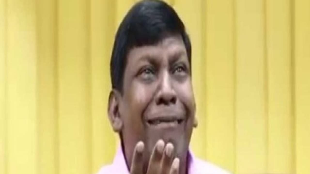 மறைந்த விவேக் உடலுக்கு வடிவேலு அஞ்சலி செலுத்த வரமாட்டாராம்... ஏன் தெரியுமா..? மறைந்த விவேக் உடலுக்கு வடிவேலு அஞ்சலி செலுத்த வரமாட்டாராம்... ஏன் தெரியுமா..?