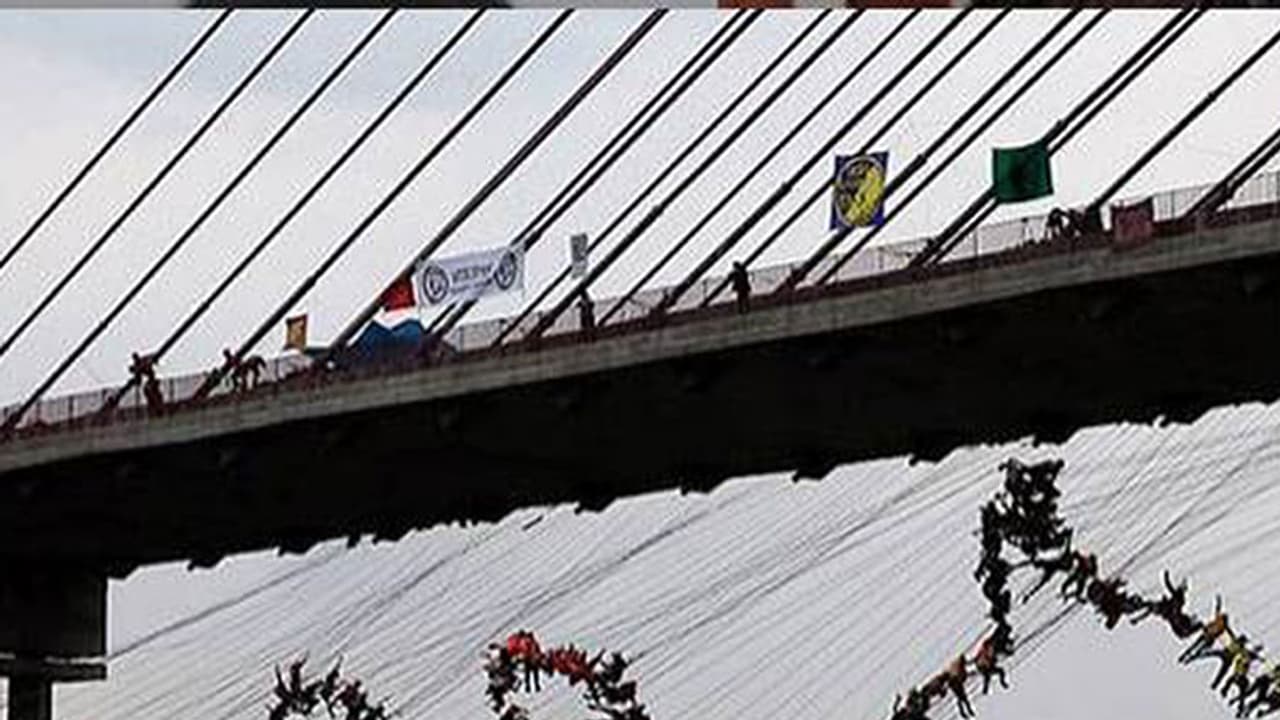 Watch: 245 people rope jump from off a bridge! Watch: 245 people rope jump from off a bridge!