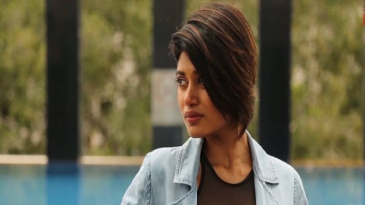 ஓரினச்சேர்க்கையாளரா ஓவியா...? அதிர்ச்சியில் ரசிகர்கள்..! ஓரினச்சேர்க்கையாளரா ஓவியா...? அதிர்ச்சியில் ரசிகர்கள்..!