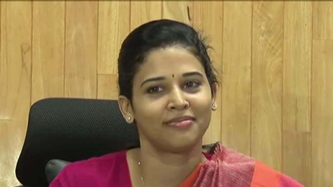 ರೋಹಿಣಿ ಸಿಂಧೂರಿ ವರ್ಗಾವಣೆ ಮಾಡಿದ್ದೇಕೆ? ರೋಹಿಣಿ ಸಿಂಧೂರಿ ವರ್ಗಾವಣೆ ಮಾಡಿದ್ದೇಕೆ?