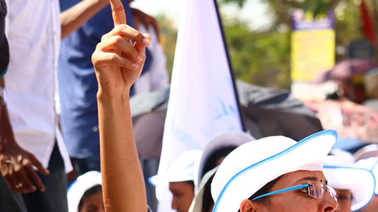 നഴ്സുമാരുടെ ശമ്പള വര്ദ്ധന: കീഴ്മേല് മറിഞ്ഞ് സര്ക്കാര് നഴ്സുമാരുടെ ശമ്പള വര്ദ്ധന: കീഴ്മേല് മറിഞ്ഞ് സര്ക്കാര്