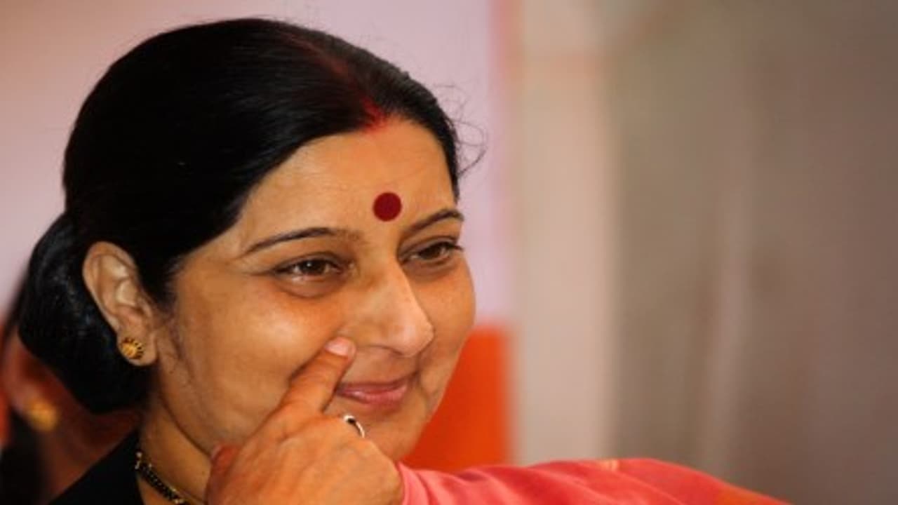 ದುಷ್ಮನಿ ಜಮ್ ಕರ್ ಕರೋ..: ದೀದಿಗೆ ಸೂಕ್ಷ್ಮತೆ ಹೇಳಿಕೊಟ್ಟ ಸುಷ್ಮಾ! ದುಷ್ಮನಿ ಜಮ್ ಕರ್ ಕರೋ..: ದೀದಿಗೆ ಸೂಕ್ಷ್ಮತೆ ಹೇಳಿಕೊಟ್ಟ ಸುಷ್ಮಾ!