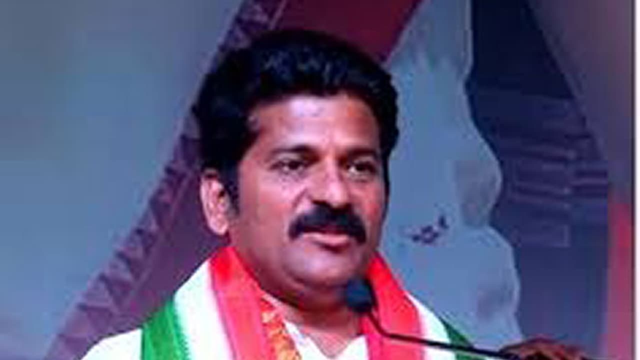 హాట్హాట్గా కాంగ్రెస్ పొలిటికల్ ఎఫైర్స్ కమిటీలో చర్చ: రేవంత్ వ్యాఖ్యలను తప్పుబట్టిన జానా హాట్హాట్గా కాంగ్రెస్ పొలిటికల్ ఎఫైర్స్ కమిటీలో చర్చ: రేవంత్ వ్యాఖ్యలను తప్పుబట్టిన జానా