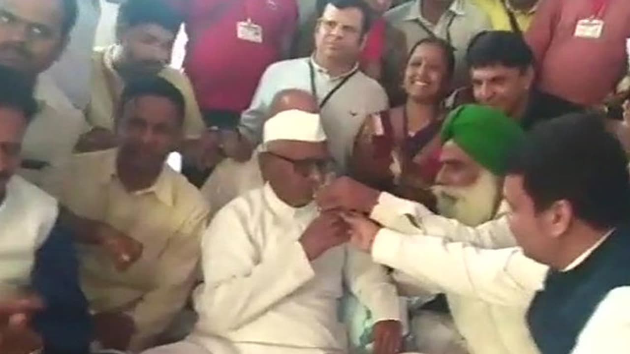 അണ്ണാ ഹസാരെ നിരാഹാര സമരം അവസാനിപ്പിച്ചു അണ്ണാ ഹസാരെ നിരാഹാര സമരം അവസാനിപ്പിച്ചു