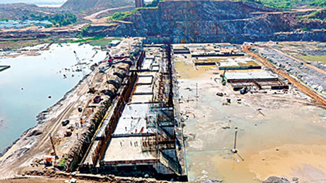 రివర్స్ టెండరింగ్: డివిజన్ బెంచ్ ను ఆశ్రయించిన ఏపీ సర్కార్ రివర్స్ టెండరింగ్: డివిజన్ బెంచ్ ను ఆశ్రయించిన ఏపీ సర్కార్