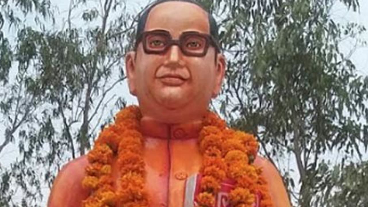 ಕೇಸರಿಮಯವಾಗಿದ್ದ ಅಂಬೇಡ್ಕರ್ ಪ್ರತಿಮೆ ನೀಲಿ ಬಣ್ಣಕ್ಕೆ ಕೇಸರಿಮಯವಾಗಿದ್ದ ಅಂಬೇಡ್ಕರ್ ಪ್ರತಿಮೆ ನೀಲಿ ಬಣ್ಣಕ್ಕೆ