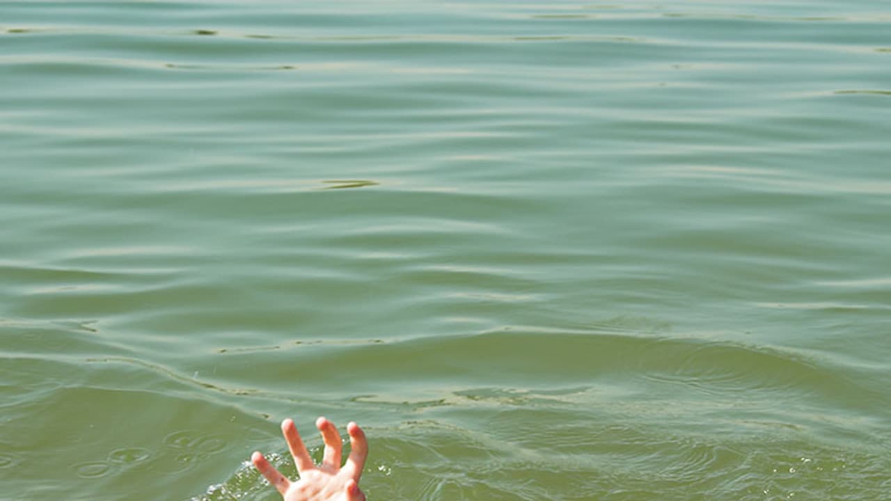 കല്ലടയാറില് കാണാതായ വിദ്യാര്ത്ഥികളുടെ മൃതദേഹം കണ്ടെത്തി കല്ലടയാറില് കാണാതായ വിദ്യാര്ത്ഥികളുടെ മൃതദേഹം കണ്ടെത്തി