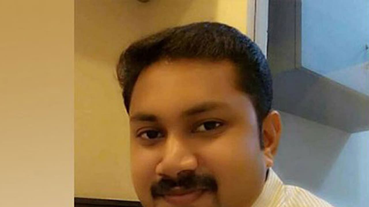 രണ്ട് വൃക്കകളുടെയും പ്രവര്ത്തനം നിലച്ചു; സുമനസുകളുടെ സഹായം തേടി അതുല് ശശിധരന് രണ്ട് വൃക്കകളുടെയും പ്രവര്ത്തനം നിലച്ചു; സുമനസുകളുടെ സഹായം തേടി അതുല് ശശിധരന്