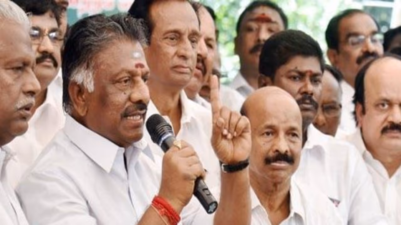 காவிக்கொடி கட்டி அண்ணா சிலையை அவமதிப்பதா..? விஷமிகள் மீது கடும் நடவடிக்கை... ஓ.பன்னீர்செல்வம் ஆவேசம்!