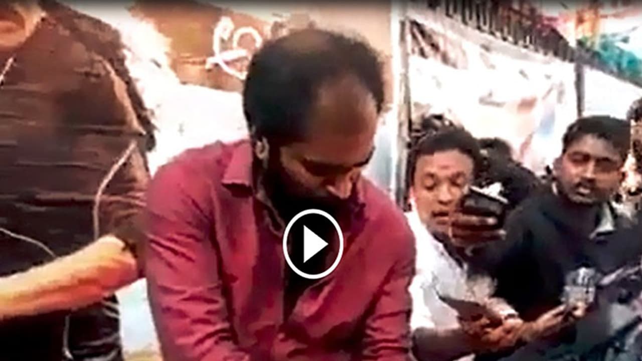 వీరాభిమానంతో పవన్ కళ్యాణ్ అభిమాని ఏం చేశాడో తెలుసా (వీడియో) వీరాభిమానంతో పవన్ కళ్యాణ్ అభిమాని ఏం చేశాడో తెలుసా (వీడియో)