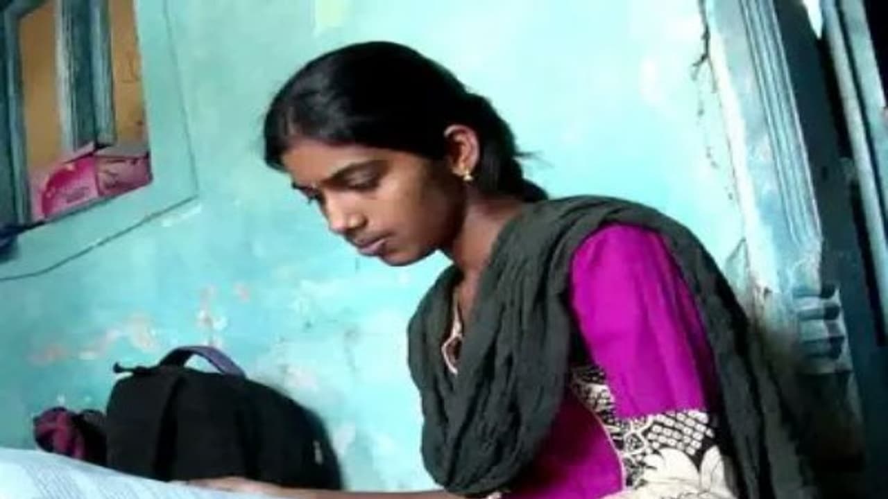 தாயின் கம்மலை அடகு வைத்து நீட் தேர்வு எழுதச் செல்லும் அரியலூர் மாணவி…. வறுமையிலும் டாக்டர் ஆகியே தீருவேன் என உறுதி…. தாயின் கம்மலை அடகு வைத்து நீட் தேர்வு எழுதச் செல்லும் அரியலூர் மாணவி…. வறுமையிலும் டாக்டர் ஆகியே தீருவேன் என உறுதி….