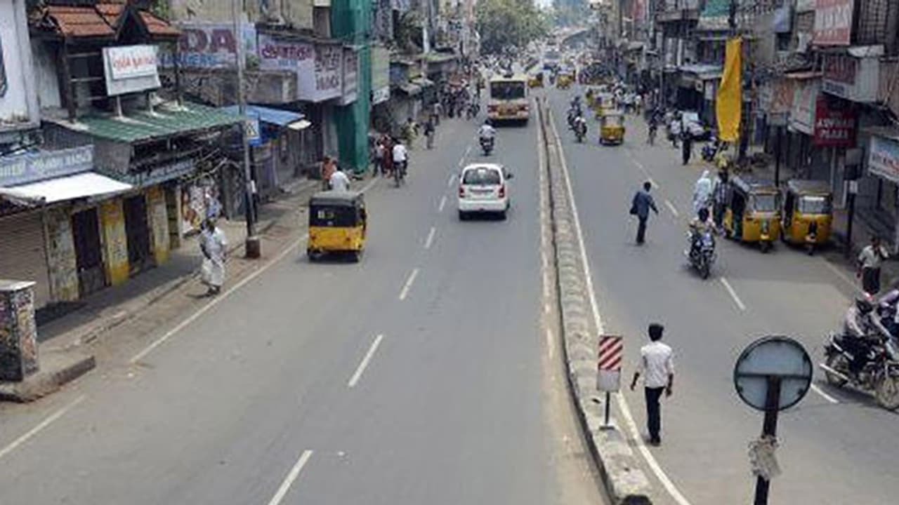 ತಮಿಳುನಾಡು ಬಂದ್ಗೆ ಮಿಶ್ರ ಪ್ರತಿಕ್ರಿಯೆ ತಮಿಳುನಾಡು ಬಂದ್ಗೆ ಮಿಶ್ರ ಪ್ರತಿಕ್ರಿಯೆ