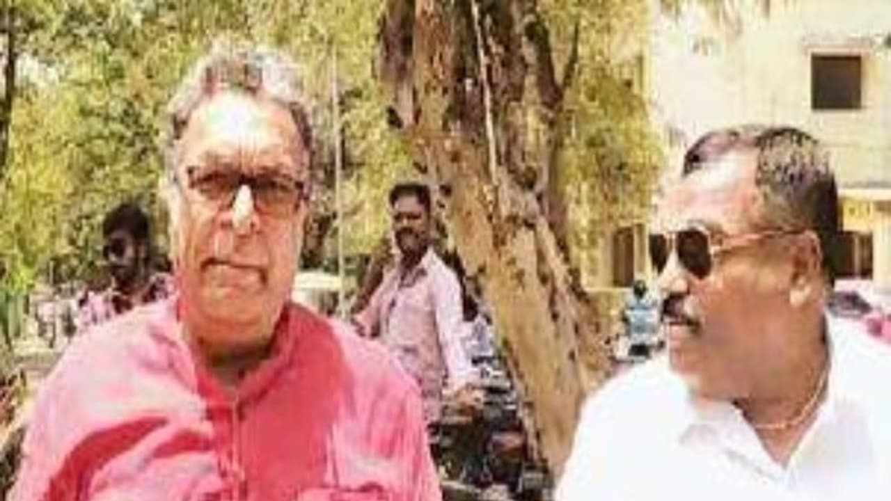 நில மோசடி வழக்கு மாவட்ட கண்காணிப்பாளர் அலுவலகத்தில் இரண்டு மணி நேரம் விளக்கமளித்தார் நடிகர் நாசர்...