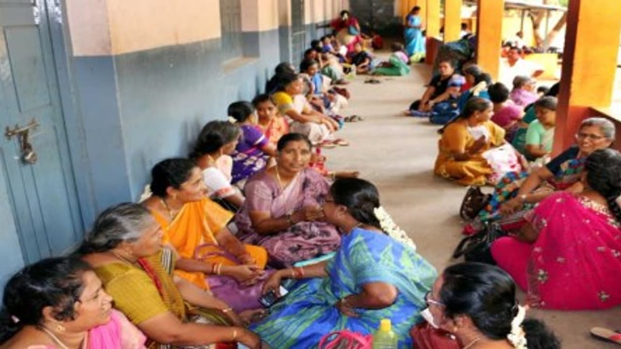 தொடர்ந்து இரண்டு நாள்களாக ஆசிரியர் கலந்தாய்வில் சர்வர் பழுது; குழந்தைகளுடன் வந்த ஆசிரியர்கள் அவதி… தொடர்ந்து இரண்டு நாள்களாக ஆசிரியர் கலந்தாய்வில் சர்வர் பழுது; குழந்தைகளுடன் வந்த ஆசிரியர்கள் அவதி…