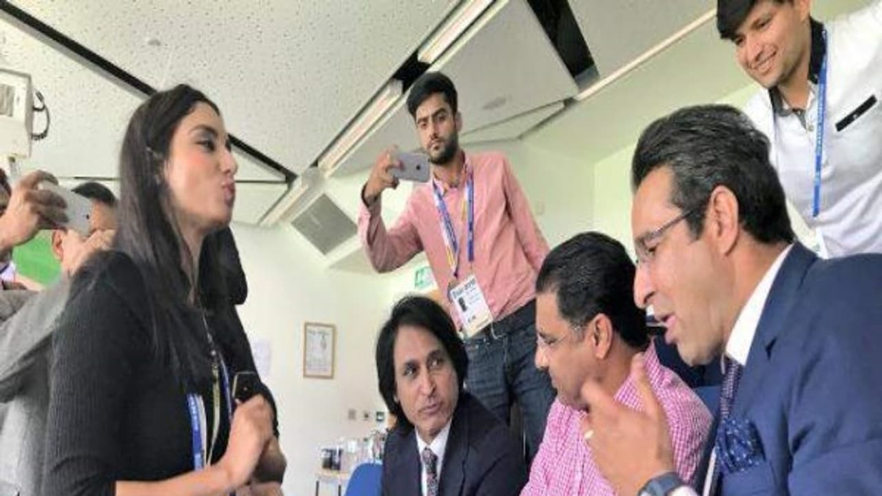 பிறந்தநாளை கேக் வெட்டிக் கொண்டாடியதற்காக ரசிகர்களிடம் மன்னிப்பு கேட்ட கிரிக்கெட் வீரர். ஏன்? பிறந்தநாளை கேக் வெட்டிக் கொண்டாடியதற்காக ரசிகர்களிடம் மன்னிப்பு கேட்ட கிரிக்கெட் வீரர். ஏன்?