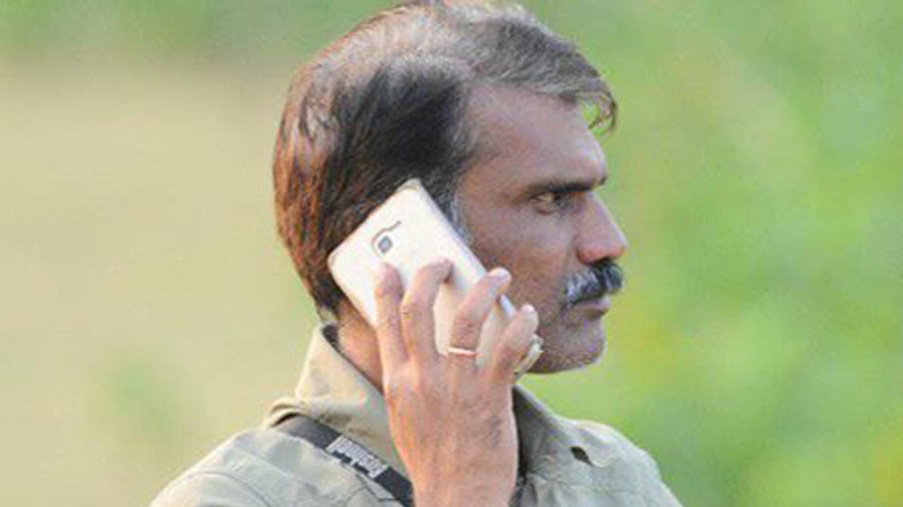 ಕರ್ತವ್ಯದ ವೇಳೆ ಮೃತಪಟ್ಟ ಅಧಿಕಾರಿಗೆ ಸರ್ಕಾರದಿಂದ ಅಗೌರವ ಕರ್ತವ್ಯದ ವೇಳೆ ಮೃತಪಟ್ಟ ಅಧಿಕಾರಿಗೆ ಸರ್ಕಾರದಿಂದ ಅಗೌರವ