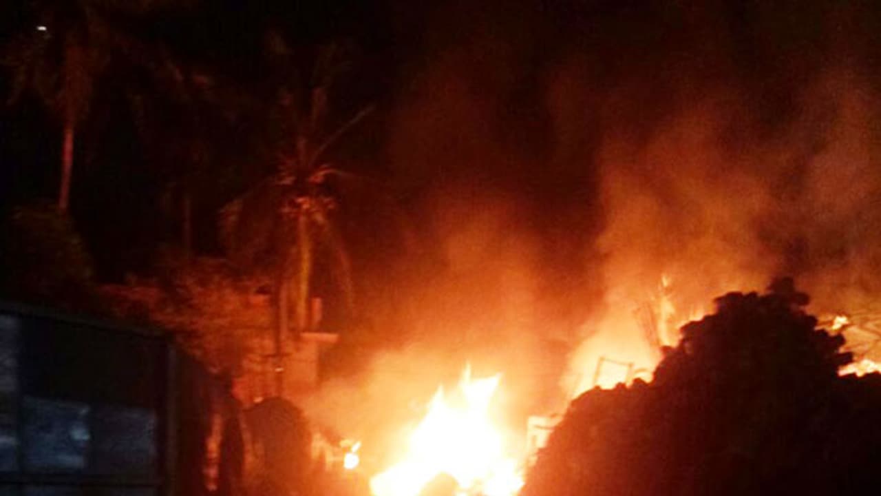 തിരുവനന്തപുരം കരിമഠം കോളനിയില് വന് തീപിടുത്തം തിരുവനന്തപുരം കരിമഠം കോളനിയില് വന് തീപിടുത്തം