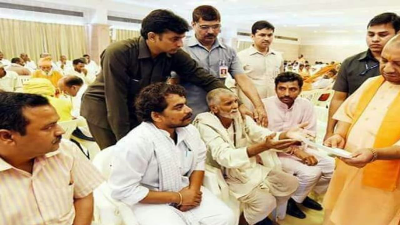 உ.பி.யில் மக்கள்தான் எஜமானர்கள் : தமிழகத்தில் எப்படி? ; மக்களை அமர வைத்து குறை கேட்ட ஆதித்யநாத் உ.பி.யில் மக்கள்தான் எஜமானர்கள் : தமிழகத்தில் எப்படி? ; மக்களை அமர வைத்து குறை கேட்ட ஆதித்யநாத்