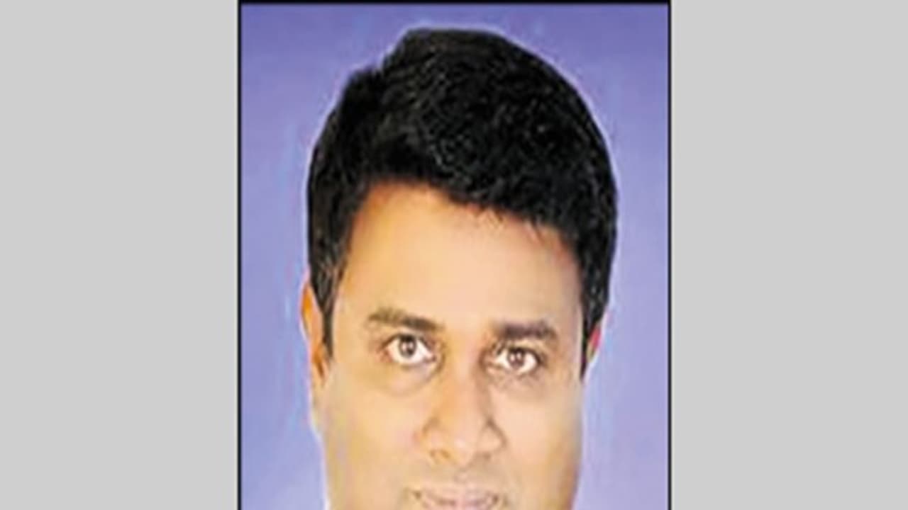 மழையை செல்போனில் படம் எடுத்தவருக்கு நேர்ந்த விபரீதம்…. என்ன நடந்தது தெரியுமா ? மழையை செல்போனில் படம் எடுத்தவருக்கு நேர்ந்த விபரீதம்…. என்ன நடந்தது தெரியுமா ?