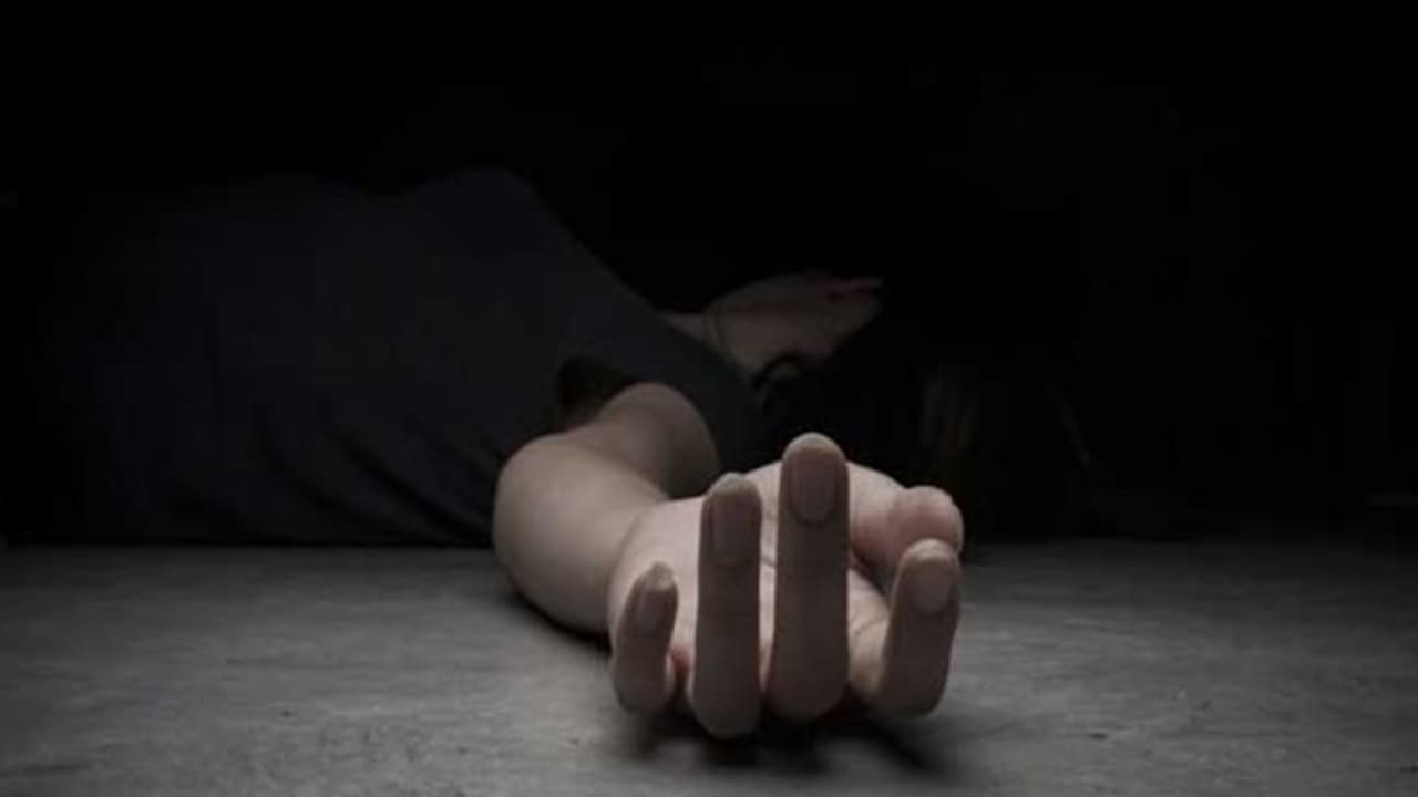 ಕಾಪಾಡಿ, ಕಾಪಾಡಿ ಅಂತ ಬೇಡಿಕೊಂಡ್ರೂ ಯಾರೂ ಬರಲಿಲ್ಲ; ನಡುರಸ್ತೆಯಲ್ಲಿ ಹೆಣವಾದ ಬ್ಯಾಂಕ್ ಮಹಿಳಾ ಉದ್ಯೋಗಿ ಕಾಪಾಡಿ, ಕಾಪಾಡಿ ಅಂತ ಬೇಡಿಕೊಂಡ್ರೂ ಯಾರೂ ಬರಲಿಲ್ಲ; ನಡುರಸ್ತೆಯಲ್ಲಿ ಹೆಣವಾದ ಬ್ಯಾಂಕ್ ಮಹಿಳಾ ಉದ್ಯೋಗಿ