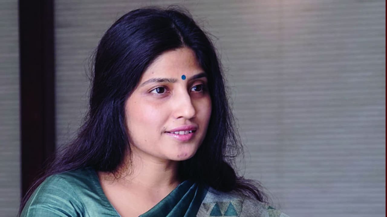 ಕುಟುಂಬ ರಾಜಕಾರಣದಿಂದ ಹೊರಬಂದು ಪ್ರಬಲ ಸ್ಪರ್ಧಿಯಾಗಿ ಹೊರಹೊಮ್ಮಲಿದ್ದಾರೆ ಡಿಂಪಲ್ ಯಾದವ್ ಕುಟುಂಬ ರಾಜಕಾರಣದಿಂದ ಹೊರಬಂದು ಪ್ರಬಲ ಸ್ಪರ್ಧಿಯಾಗಿ ಹೊರಹೊಮ್ಮಲಿದ್ದಾರೆ ಡಿಂಪಲ್ ಯಾದವ್