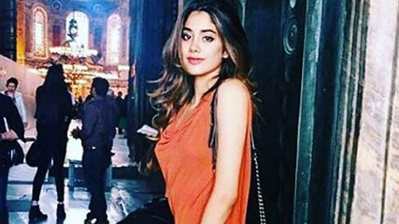 శ్రీదేవి కుమార్తె జాహ్నవికి స్రిక్ట్ రూల్స్.. ఇక కనిపించదా శ్రీదేవి కుమార్తె జాహ్నవికి స్రిక్ట్ రూల్స్.. ఇక కనిపించదా