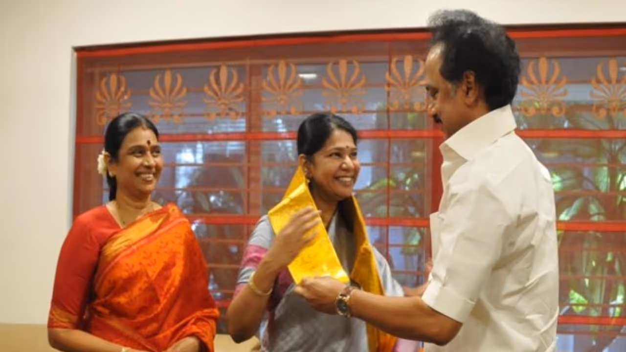 கனிமொழி 50..! பாசமிக்க அண்ணனிடம் வாழ்த்து பெற்ற அன்புத்தங்கை.... கனிமொழி 50..! பாசமிக்க அண்ணனிடம் வாழ்த்து பெற்ற அன்புத்தங்கை....