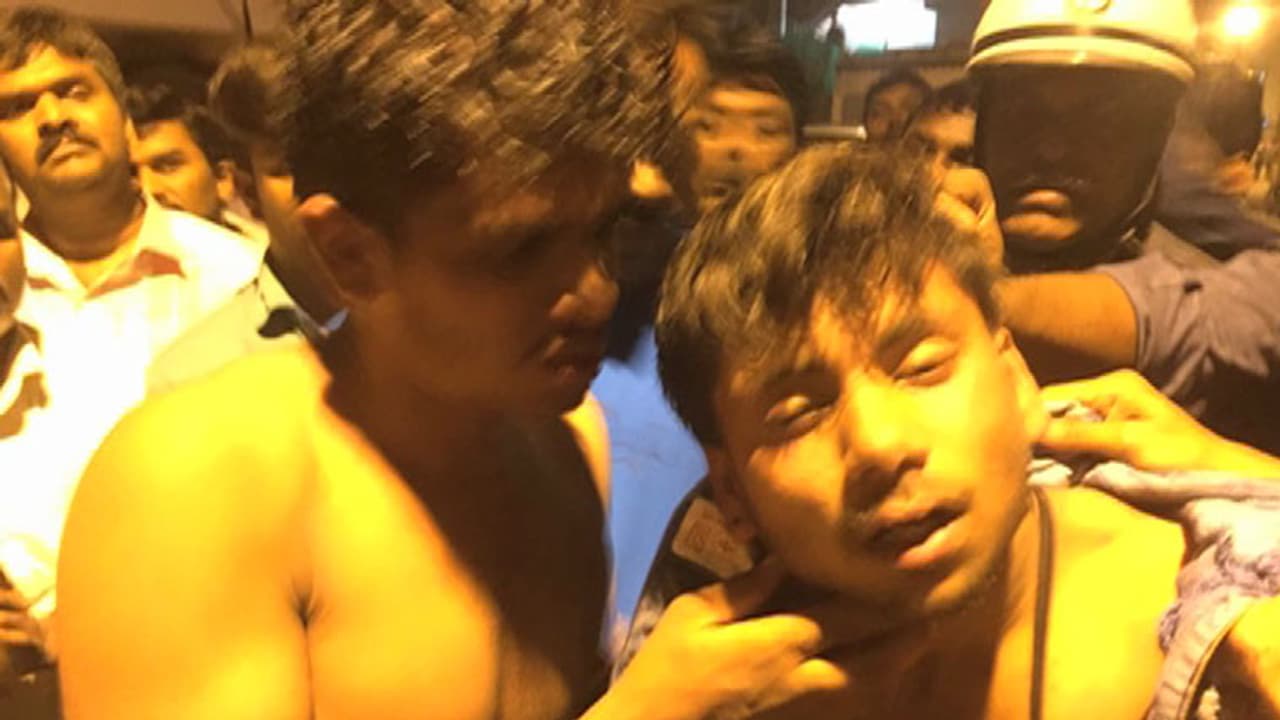 ಕುಡಿದ ಮತ್ತಿನಲ್ಲಿ ದರೋಡೆ ಯತ್ನ: ಸಿಕ್ಕಿಹಾಕಿಕೊಂಡ ಖದೀಮರಿಗೆ ಧರ್ಮದೇಟು ಕುಡಿದ ಮತ್ತಿನಲ್ಲಿ ದರೋಡೆ ಯತ್ನ: ಸಿಕ್ಕಿಹಾಕಿಕೊಂಡ ಖದೀಮರಿಗೆ ಧರ್ಮದೇಟು