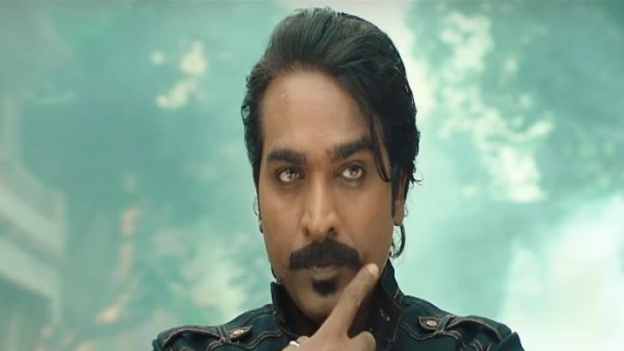 ஜுங்கா இசைவெளியீட்டு விழாவில், வித்தியாசமாக உடை அணிந்திருந்த படக்குழுவினர்; ஜுங்கா இசைவெளியீட்டு விழாவில், வித்தியாசமாக உடை அணிந்திருந்த படக்குழுவினர்;