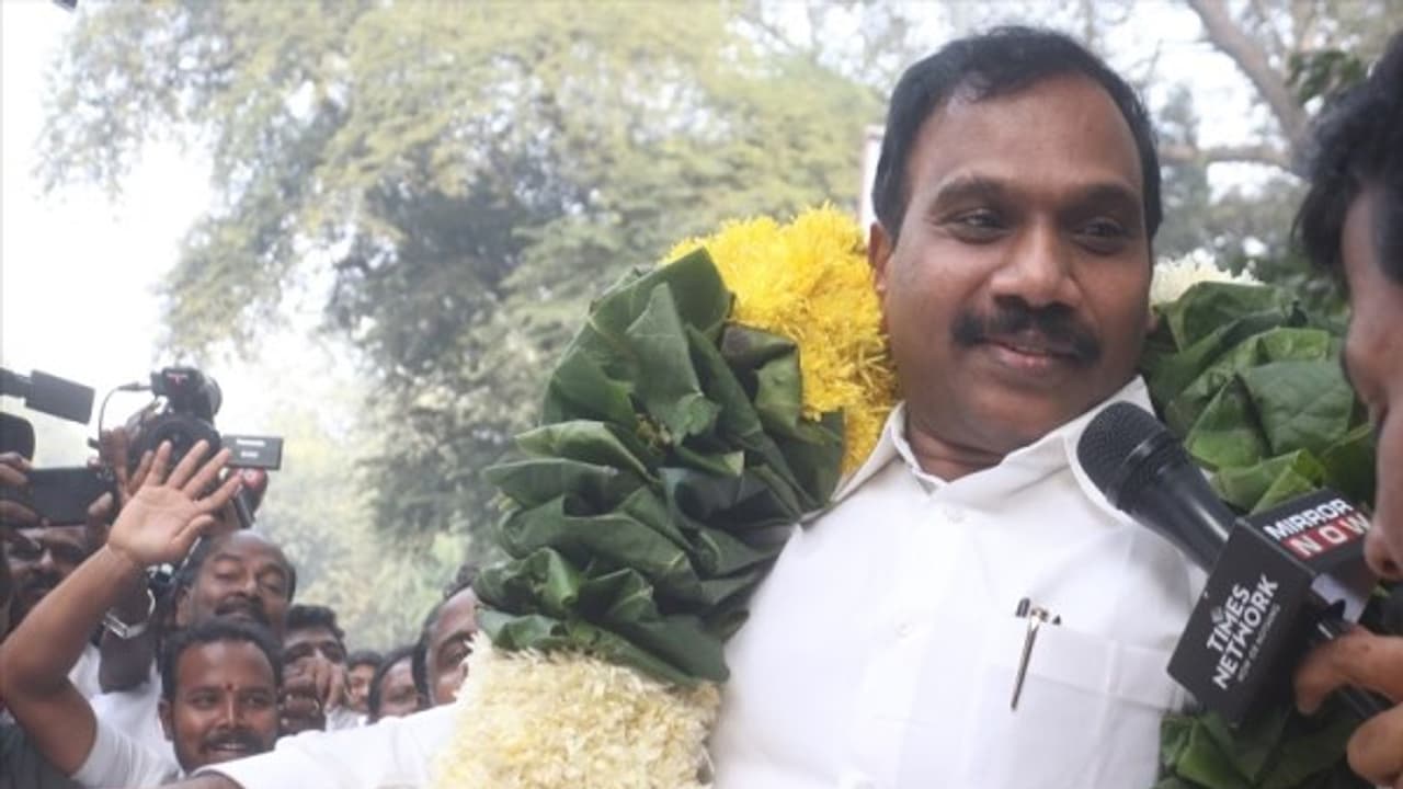 என் புத்தகம் புயல் கிளப்பும், பல உண்மைகளை கொட்டும்: தெளியவைத்து தெளியவைத்து அடிக்கும் ஆ.ராசா என் புத்தகம் புயல் கிளப்பும், பல உண்மைகளை கொட்டும்: தெளியவைத்து தெளியவைத்து அடிக்கும் ஆ.ராசா