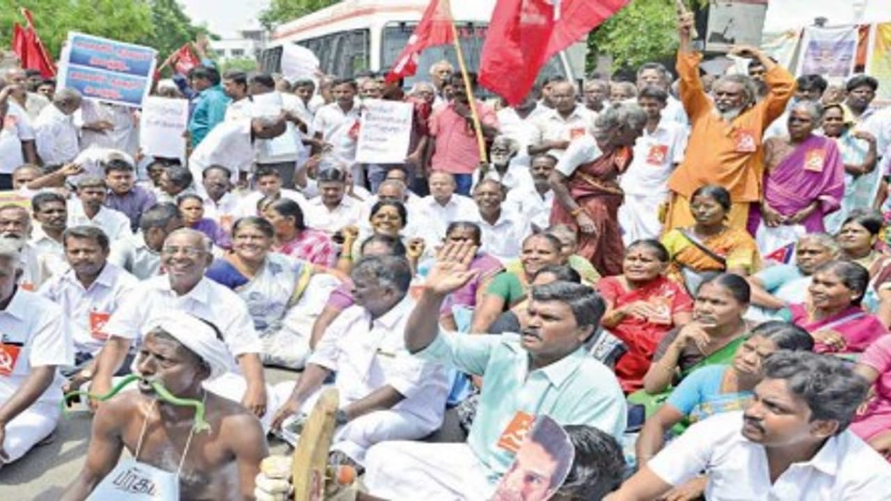 உணவு பாதுகாப்புச் சட்டத்தை முழுமையாக அமல்படுத்த கோரி விஜய் மல்லையா, மோடி, சச்சின் போராட்டம்… உணவு பாதுகாப்புச் சட்டத்தை முழுமையாக அமல்படுத்த கோரி விஜய் மல்லையா, மோடி, சச்சின் போராட்டம்…