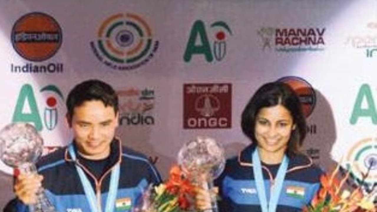 ஐ.எஸ்.எஸ்.எஃப் உலக கோப்பை: துப்பாக்கிச் சுடுதலில் இந்திய இணை தங்கம் வென்று அசத்தல்… ஐ.எஸ்.எஸ்.எஃப் உலக கோப்பை: துப்பாக்கிச் சுடுதலில் இந்திய இணை தங்கம் வென்று அசத்தல்…