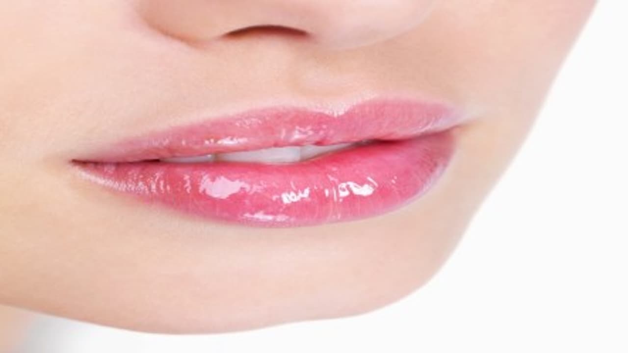 உதடுகளை வசீகரமாக இதைச் செய்யுங்க... உதடுகளை வசீகரமாக இதைச் செய்யுங்க...