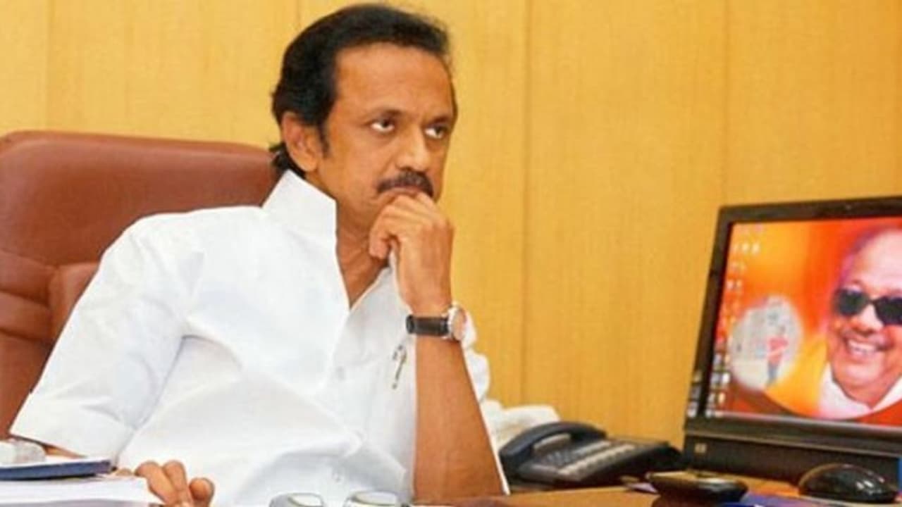 ஆர்.கே.நகரில் கருத்து கணிப்பால் ஏற்பட்ட குழப்பம்: தவிப்பில் திமுக தொண்டர்கள்! ஆர்.கே.நகரில் கருத்து கணிப்பால் ஏற்பட்ட குழப்பம்: தவிப்பில் திமுக தொண்டர்கள்!