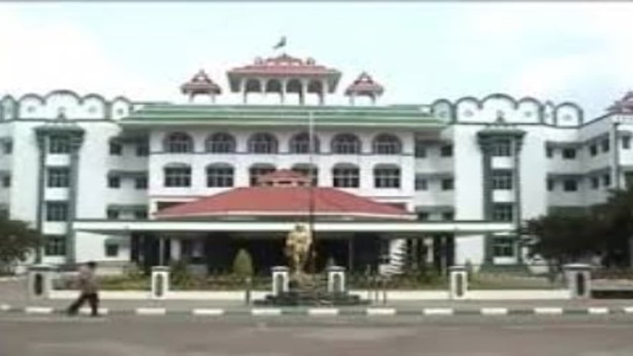 எஸ்மா சட்டம் பாயும்! டிரைவர், கண்டக்டர்களை கண்டிக்கும் உயர்நீதிமன்ற கிளை... எஸ்மா சட்டம் பாயும்! டிரைவர், கண்டக்டர்களை கண்டிக்கும் உயர்நீதிமன்ற கிளை...