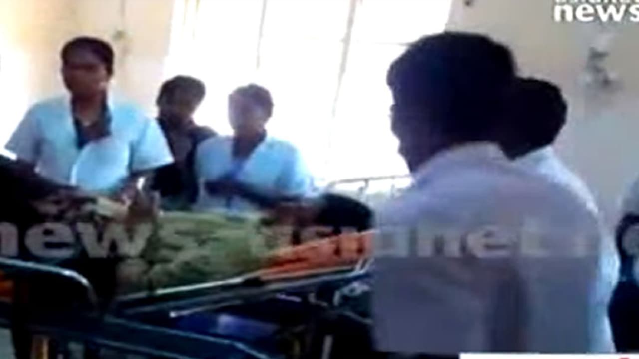 തമിഴ്നാട്ടിലെ തിരുമംഗലത്ത് വാഹനാപകടം: 4 മലയാളികള് മരിച്ചു തമിഴ്നാട്ടിലെ തിരുമംഗലത്ത് വാഹനാപകടം: 4 മലയാളികള് മരിച്ചു