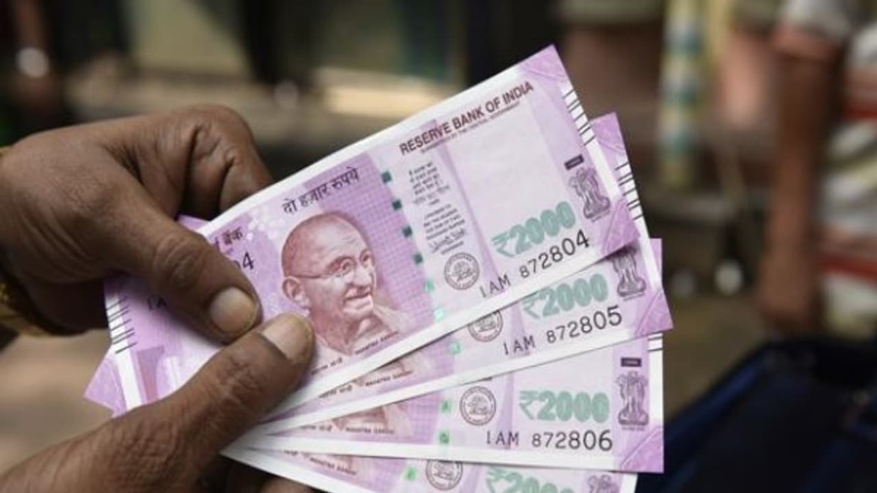 அடேங்கப்பா....! எந்தெந்த சீரியல் நடிகை எவ்வளவு சம்பளம் வாங்குறாங்க பாருங்க...! அடேங்கப்பா....! எந்தெந்த சீரியல் நடிகை எவ்வளவு சம்பளம் வாங்குறாங்க பாருங்க...!