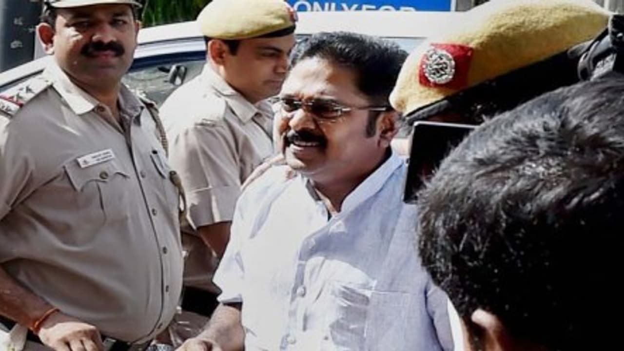 தினகரனுக்கு சிக்கல் மேல் சிக்கல் சுகேஷிடம் தேர்தல் தேதியை நிர்ணயக்கக் கோரியதாக புதிய வழக்கு!! தினகரனுக்கு சிக்கல் மேல் சிக்கல் சுகேஷிடம் தேர்தல் தேதியை நிர்ணயக்கக் கோரியதாக புதிய வழக்கு!!