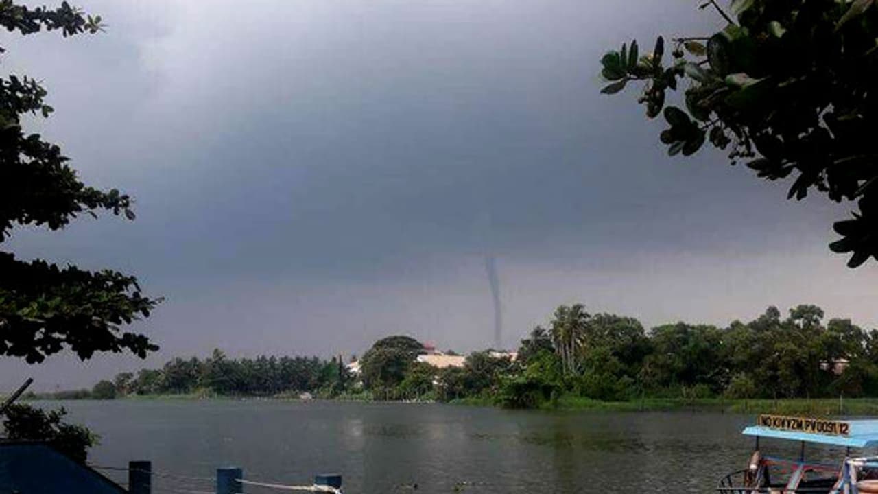 ആശങ്ക വേണ്ട; ആകാശത്ത് കണ്ടത് വാട്ടര് സ്പൗട്ട് പ്രതിഭാസം ആശങ്ക വേണ്ട; ആകാശത്ത് കണ്ടത് വാട്ടര് സ്പൗട്ട് പ്രതിഭാസം
